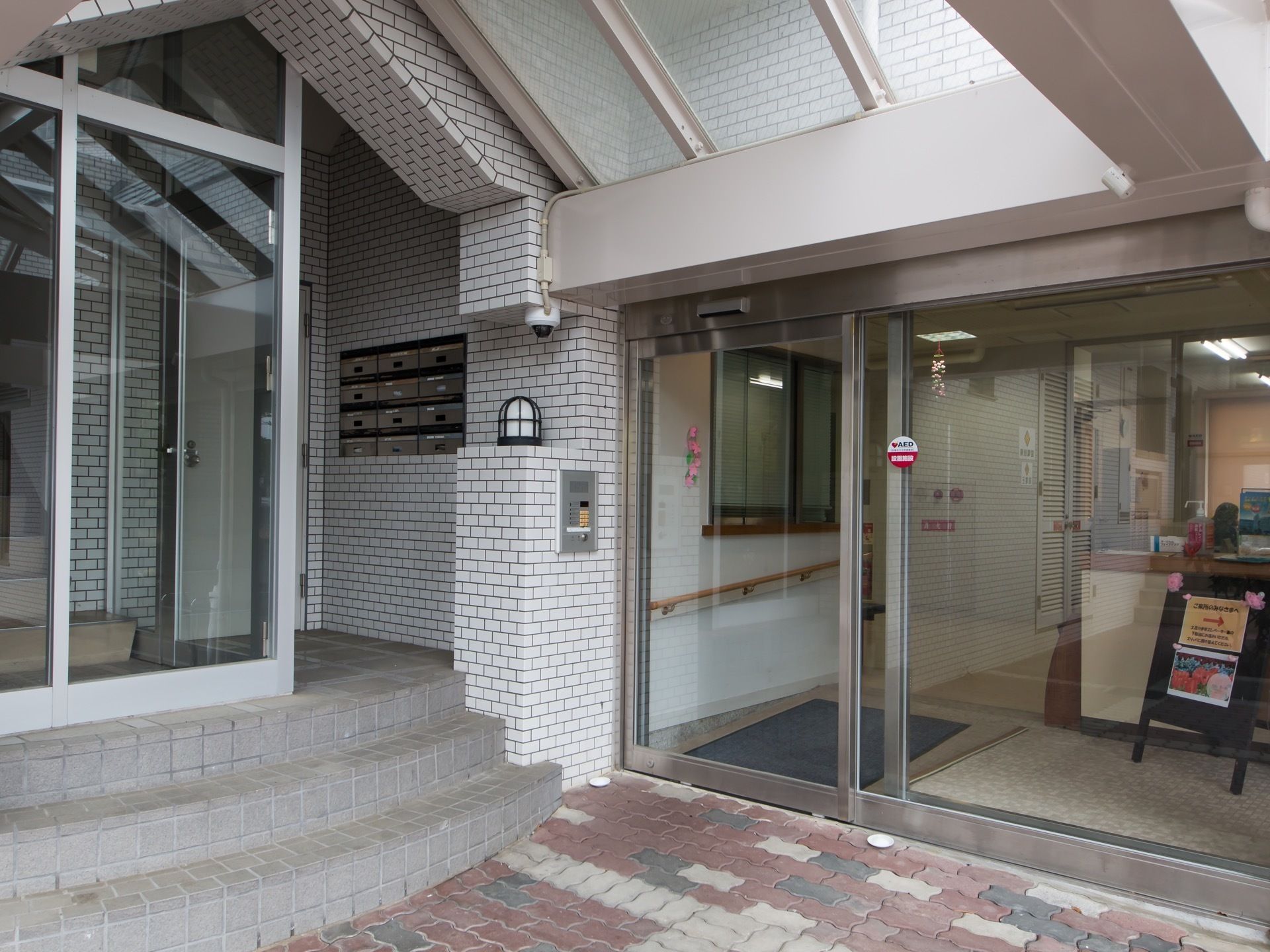 入口は大きな自動扉を設置しており、車椅子でも自由に出入り可能である。バリアフリー構造で自立した生活を送れる環境を整えている。
