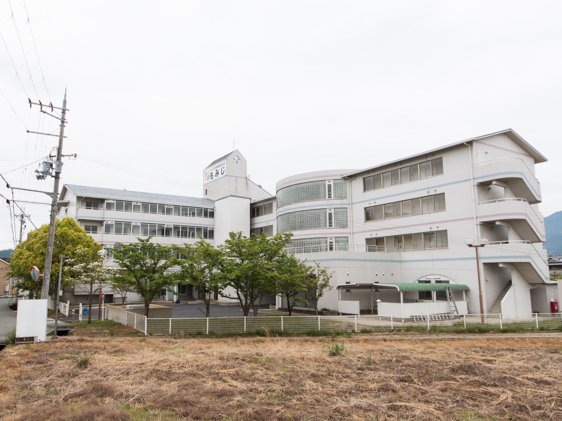 4階建ての当施設は、非常階段を設置している。万一の災害や火災時に速やかに避難できるよう、経路の確保に努めている。