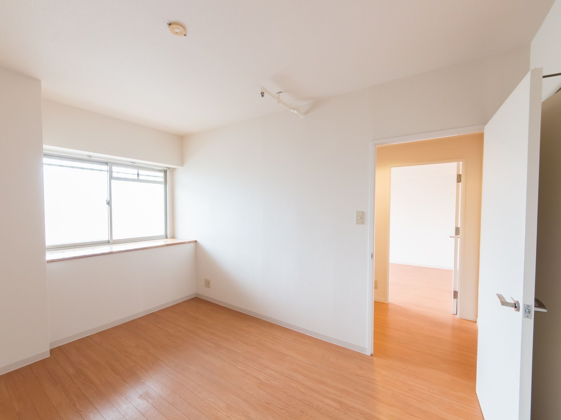 フローリングの床に白い壁の部屋は、大変清潔感がある。火災時に対応できるよう、スプリンクラーを設置している。