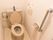 タオル掛け、手すりが設置されたトイレである。掃除が行き届きやすい床材を使用し、衛生的に使うことができる。