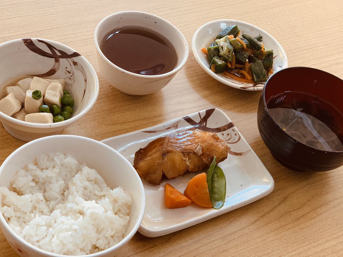 野菜と魚の煮つけ、高野豆腐とグリーンピースの煮物、ご飯とスープのセット