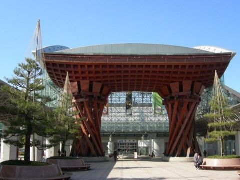 「らいふはうす金沢」の周辺環境。公共交通機関も施設から近くにある。