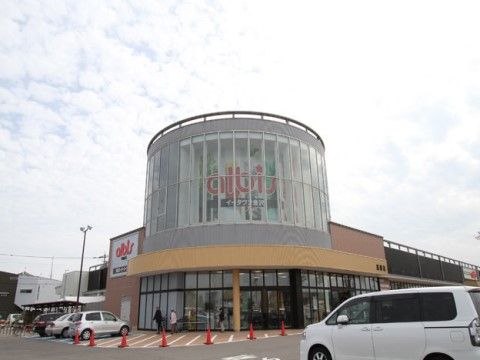 「らいふはうす金沢」の周辺環境。お手頃な食品を買い出しができる。
