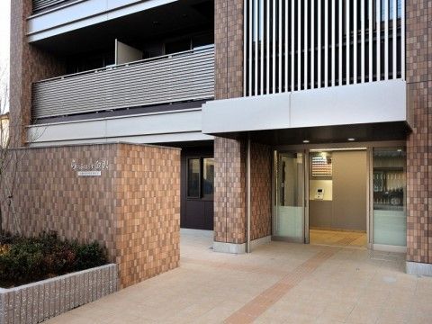 「らいふはうす金沢」のエントランス。お車の駐車スペースを完備している。