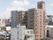 ブラウンの10階建ての外観は、まるでマンションのような造りである。周辺は、高層ビルが建ち並び利便性の高い環境である。
