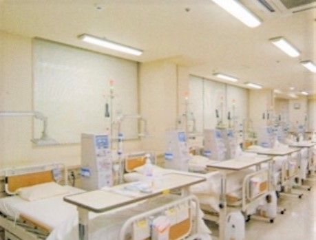 数台の透析用ベッドが置がおかれている施設に隣接されたクリニックの一室