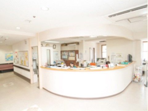 エントランスには、白を基調とした曲線を描いた広々としたフロントを設け、お洒落な雰囲気を醸し出している。天井にエアコンを完備している。