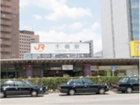 施設から徒歩約６分の所に最寄りの駅がある。交通アクセスも便利で、交通機関での来訪も気軽に行える環境である。