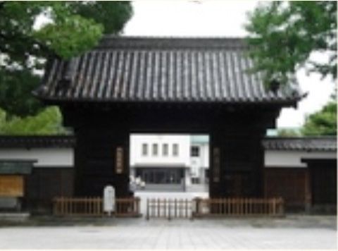 施設の周辺エリアには、日本の歴史を物語る美術館がある。瓦屋根の門構えは古い時代の背景をイメージする。