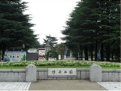 車で約５分の所に、広々とした敷地の名高い緑豊かな公園がある。優雅にお散歩がお楽しみいただけるスポットである。