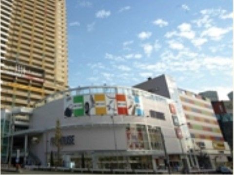 近辺に、品揃え豊富なショッピングエリアがある。食品から日用品、衣類まで、いつでも便利にショッピングが行える。