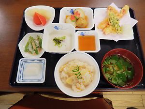 天ぷらや野菜の煮物、炊き込みご飯と吸い物が付いた和食