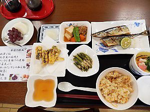 さんまの塩焼きと天ぷらと炊き込みご飯のセット
