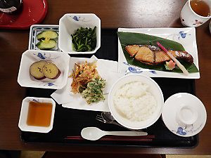 葉生姜をのせた焼き魚と小鉢が付いた和食メニュー
