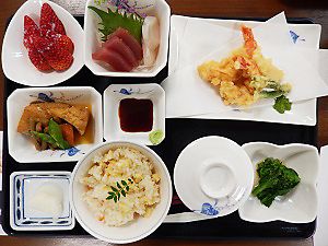 刺身と天ぷらの盛り合わせと炊き込みご飯のセット