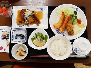 デザートが付いた、海老フライがメインのメニュー