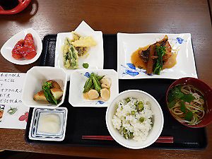 天ぷらの盛り合わせと豆ごはんとそばのセット