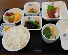 刺身と茶碗蒸し、フルーツのデザートが付いたメニュー