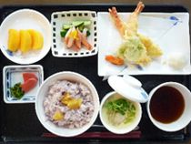 海老の天ぷらや茶碗蒸しと栗入り赤飯のセット