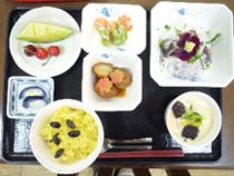 メロンとさくらんぼのデザートが付いた和食のセット