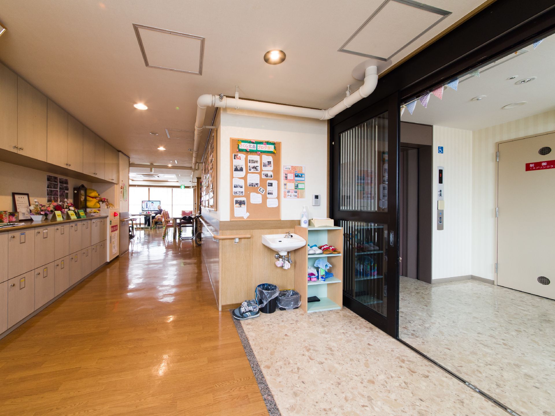玄関ホールはたたきから上り口まで段差なく整えられている。扉の横には靴用の棚があり、左側には手洗いが設置されている。