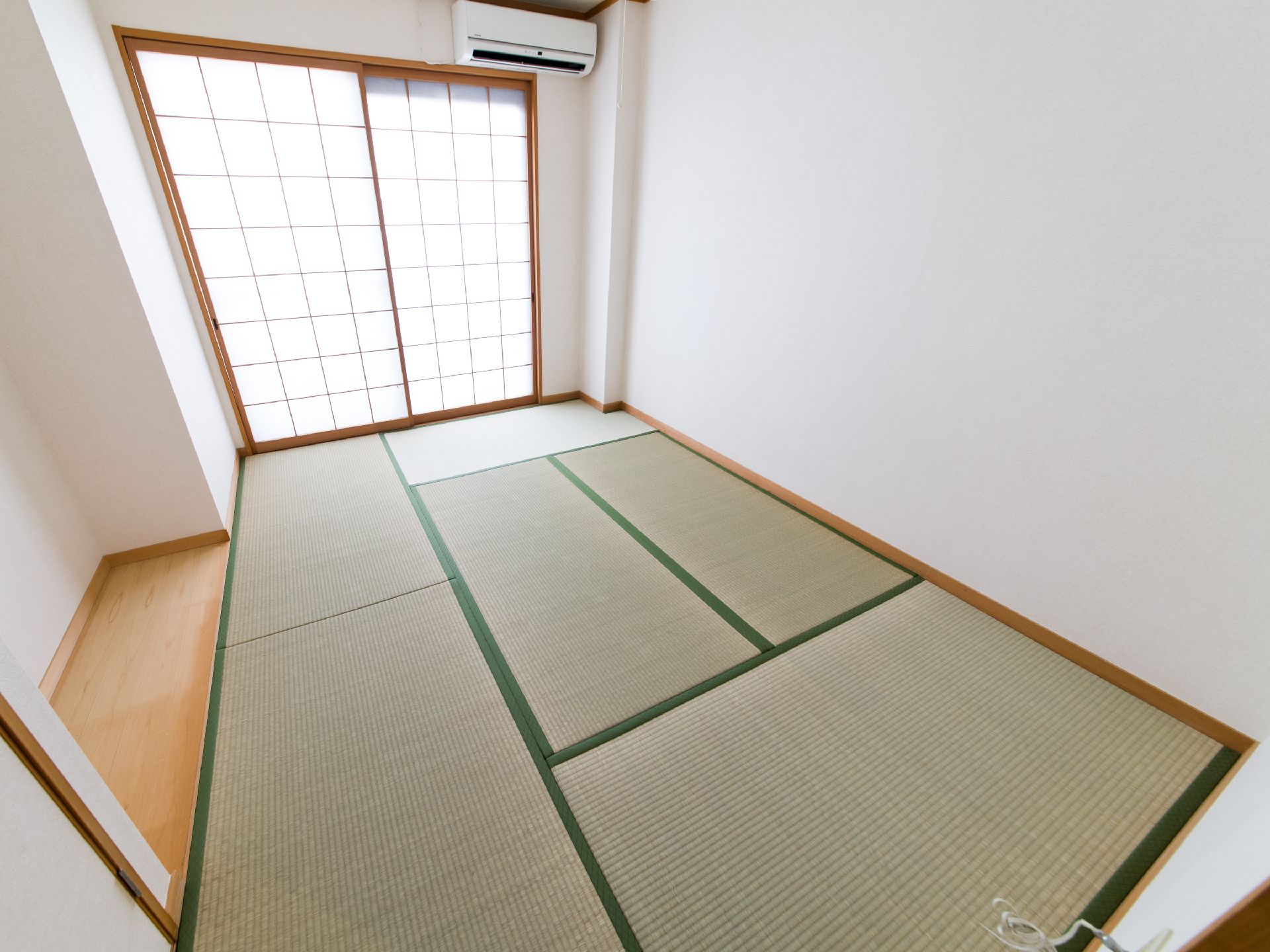 和室は6畳敷きである。畳のヘリは緑で、壁と天井は白で統一されている。壁や扉の縁部分には同色の木材が使われている。