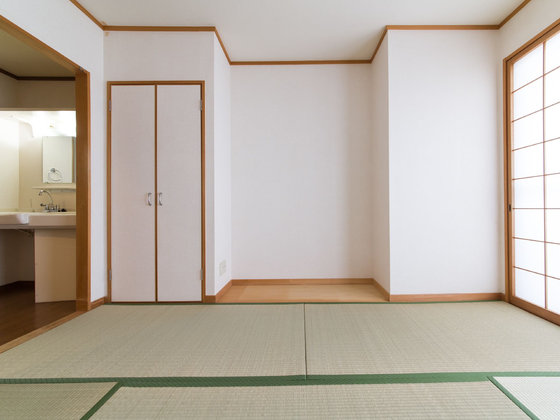 居室の壁には凸凹があり、左側の角部分にはクローゼットが設置されている。中央部分の足元は板張りで、左側にコンセントがある。