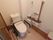 温水洗浄便座器が完備されたトイレである。呼び出しブザーや手すりを設置しており、安全対策がとられている。