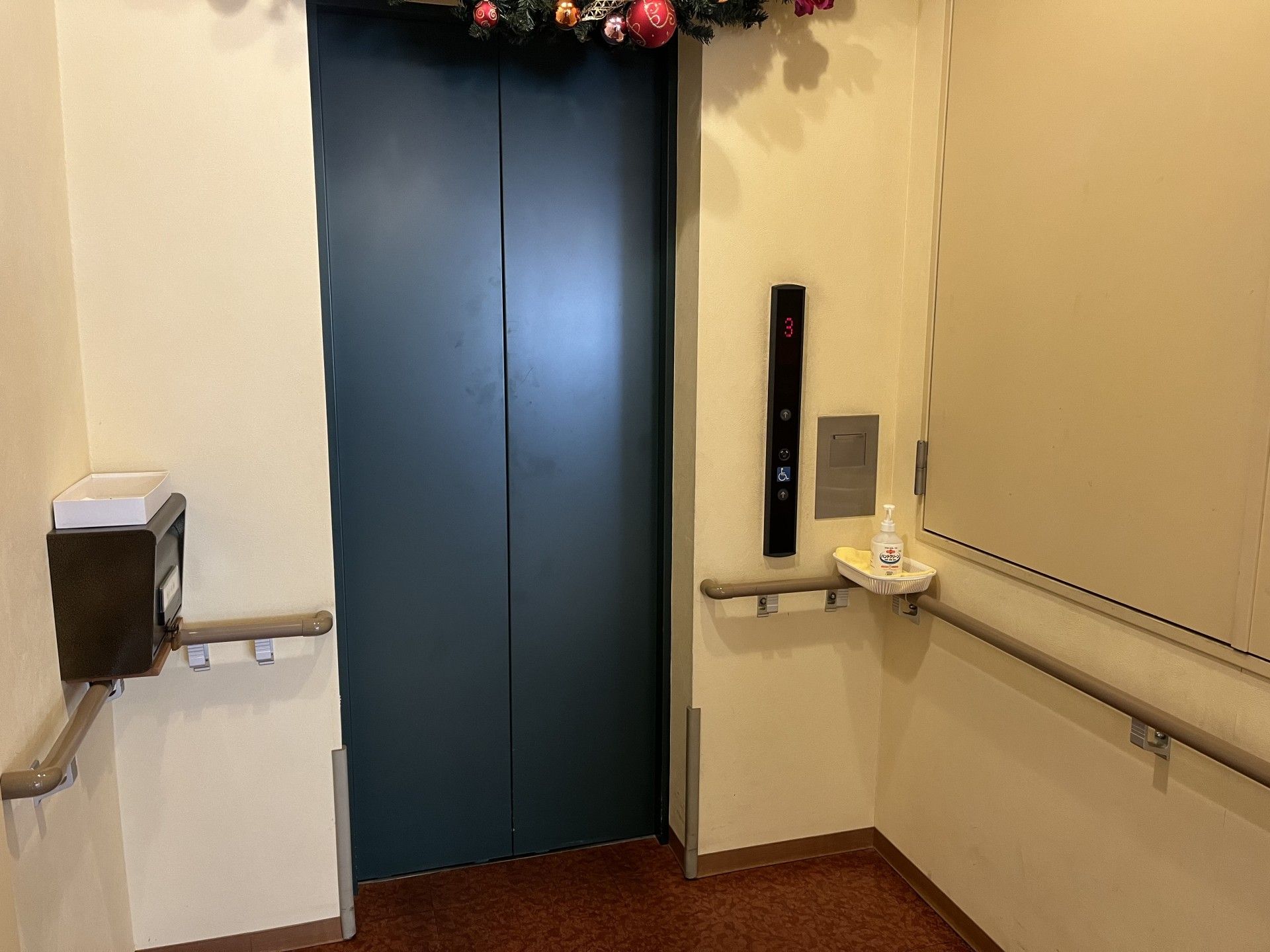 エレベーターの前の廊下