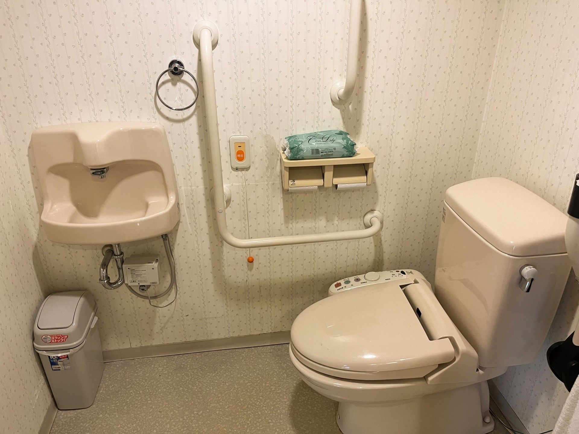 安全な手すり付きトイレ