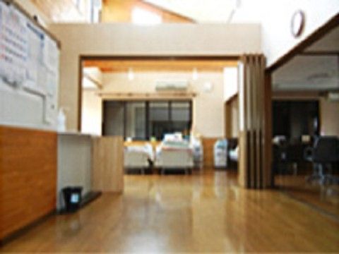 あんしんケア庄屋の里の廊下。明るく見通しの良い廊下では、夜間お一人での豪雨校も安心して行えます。