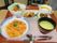 洋食の食事例。お膳の上に、パスタ、副菜等の小鉢、スープに箸とスプーンが置かれている。栄養面や見た目にもこだわった食事になっている。