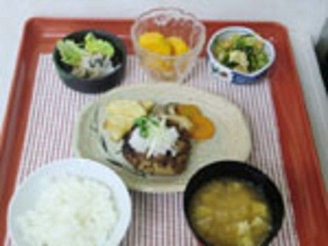 一汁三菜でタンパク質や野菜のバランスが考えられた食事の一例