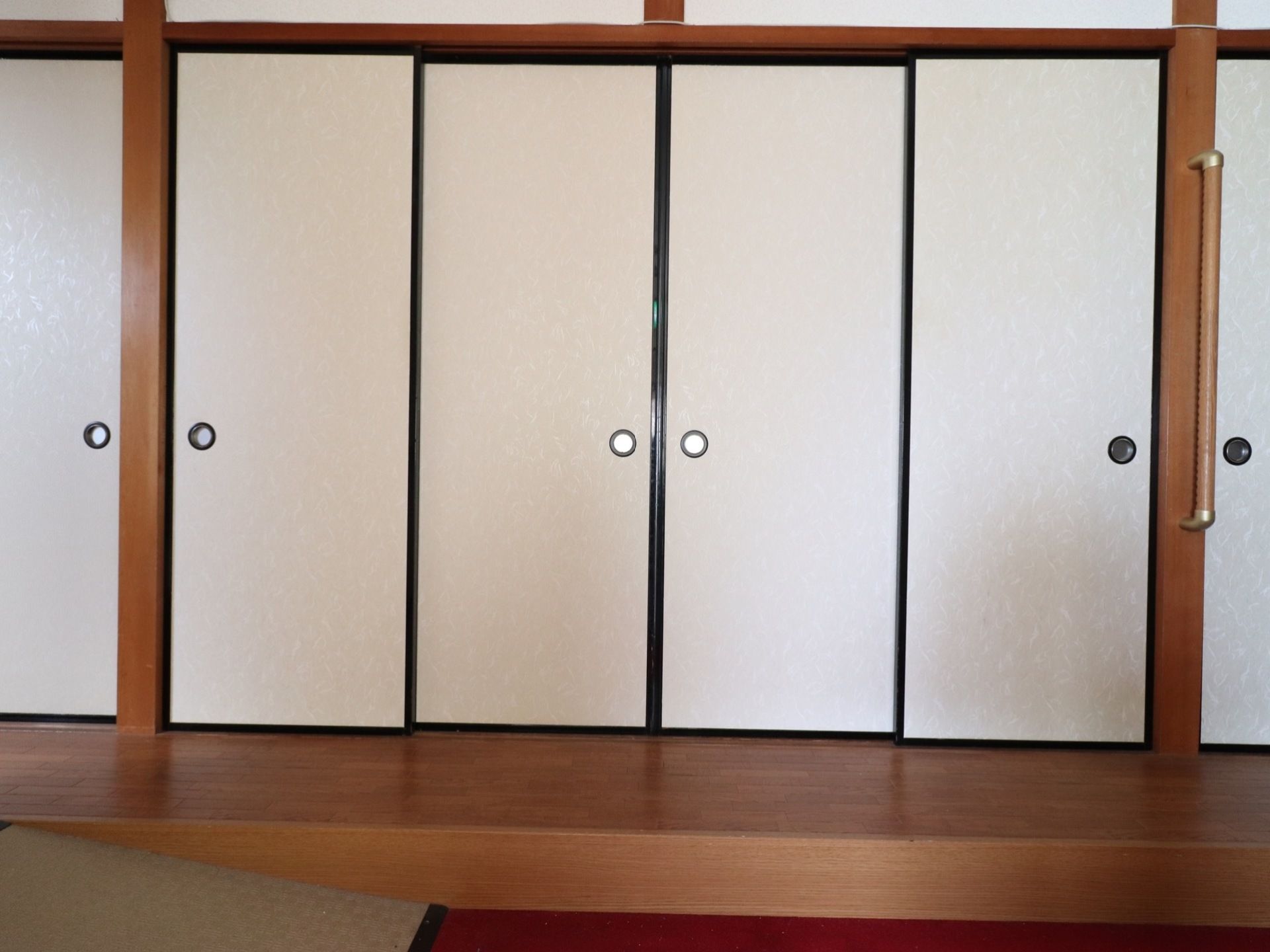 手前にスロープがあり、一段高い場所に木製のフロアがある。ふすまがいくつかある。大きな手すりが付いている。
