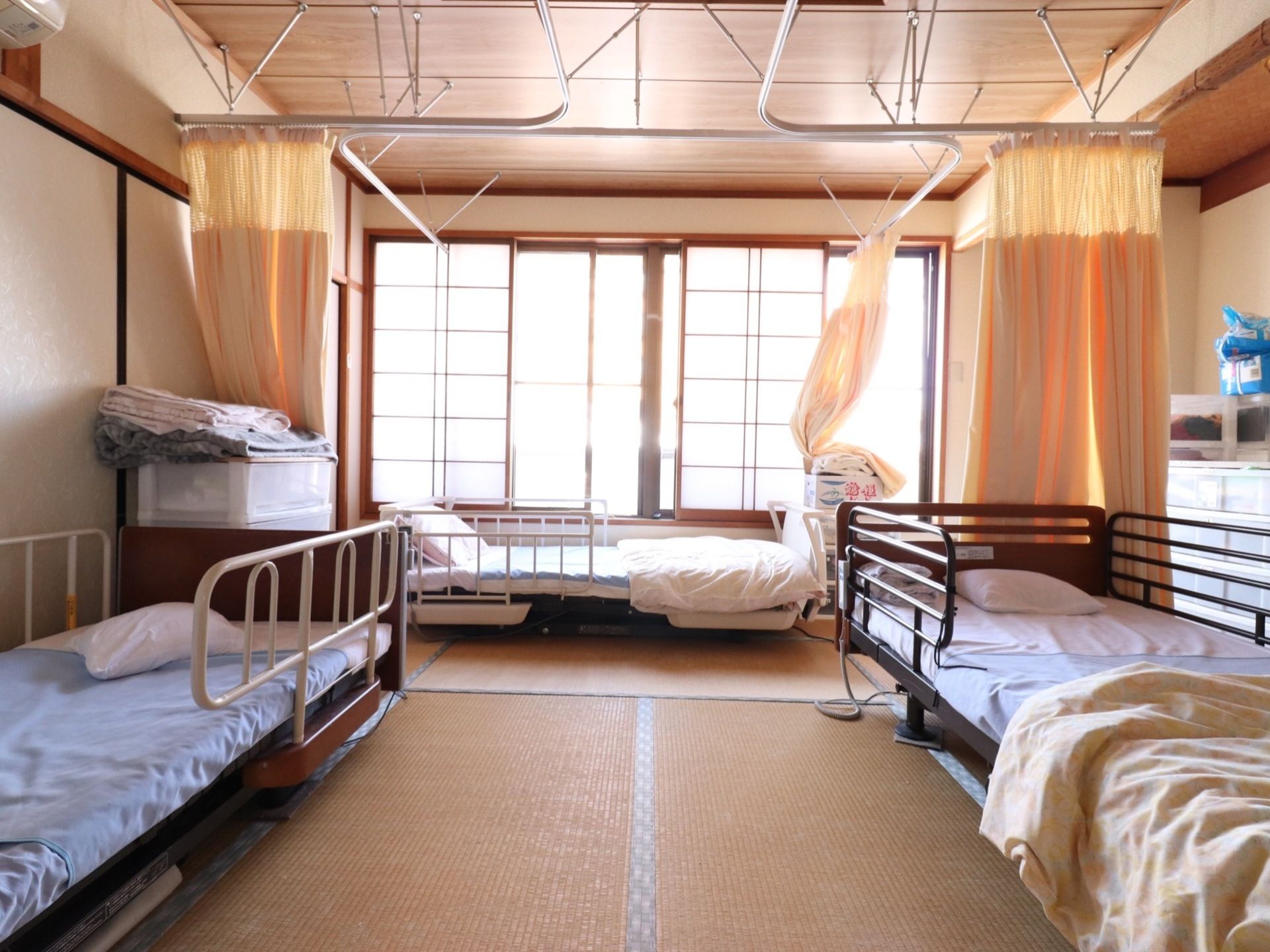居室には和風の場所もあり、三台のベッドが設置されている。各ベッドはカーテンで仕切りができるようになっている。