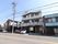 3階建ての一戸建ての家を使ったグループホームである。玄関前と横手には、施設名の書かれた大きな看板が掲げられている。