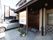 玄関前の看板の下には、プランターに植えられた花が置かれています。和風の玄関に工夫を施して、高齢者でも使い勝手の良い玄関になっている。