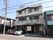 一戸建ての家を改造してできた老人施設である。玄関前と駐車場の横には、こちらの施設名が書かれた看板が掲げられている。屋上には物置がある。