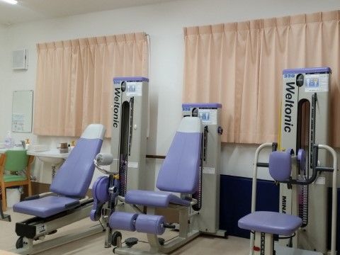 手洗い場を備えた機能訓練室である。レッグプレスなどのトレーニング器具が、壁沿いに並んで置かれている。