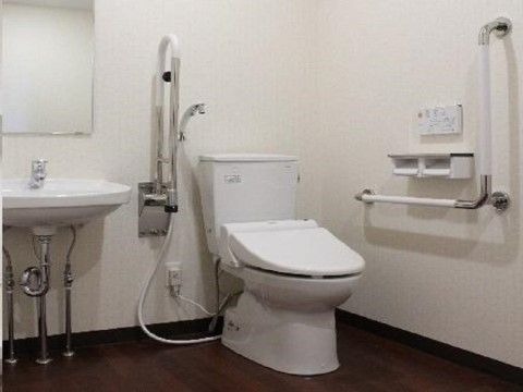 白を基調とした清潔感のあるトイレである。洗面台が便器の横にあるので便利である。広さがあるので車椅子での移動が可能である。