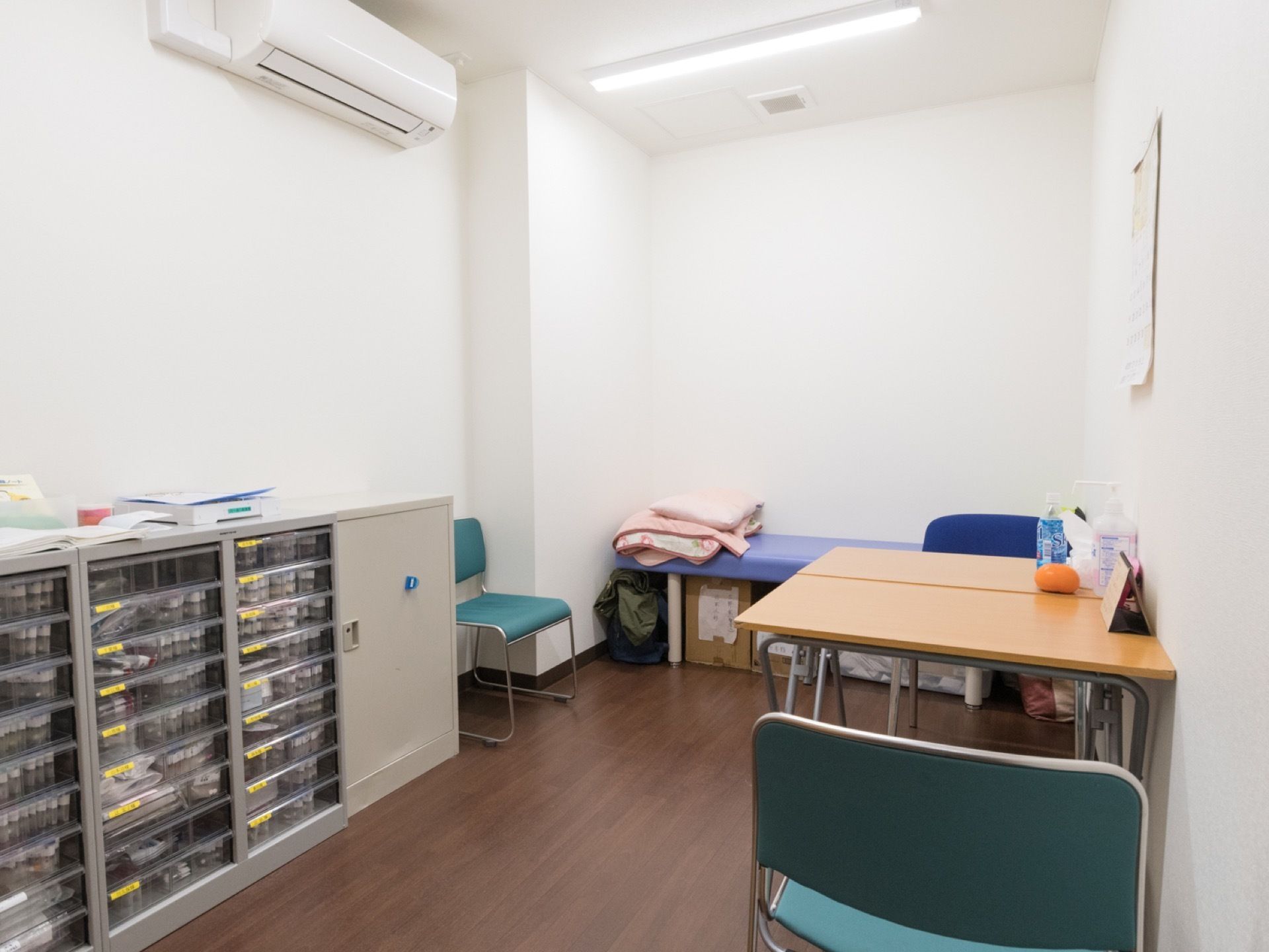 スタッフが利用するための部屋。私物を入れる小物入れがあり、一番奥には仮眠を取れる長椅子も設置してある。