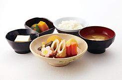 かぼちゃの煮物や冷やっこ、ご飯と味噌汁が付いたメニュー