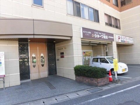 ききのもり奈良駅前のエントランス。明るく清潔感の溢れるエントランスは初めてご来訪される方も入りやすい雰囲気です。