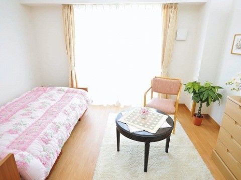 ききのもり奈良駅前の居室。ご自宅より生活用品・家具を持ち込んでの居室環境をお作りいただけます。