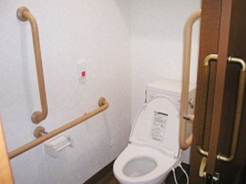 ききのもり奈良駅前の居室トイレ。居室内に設けられた個人専用のトイレです。お一人でも安心なナースコールがついております。