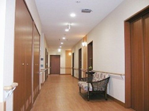 ききのもり奈良駅前の廊下。明るく見通しの良い廊下では夜間お一人でのご通行も安心して行えます。