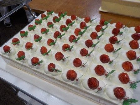 苺のケーキの盛り付け