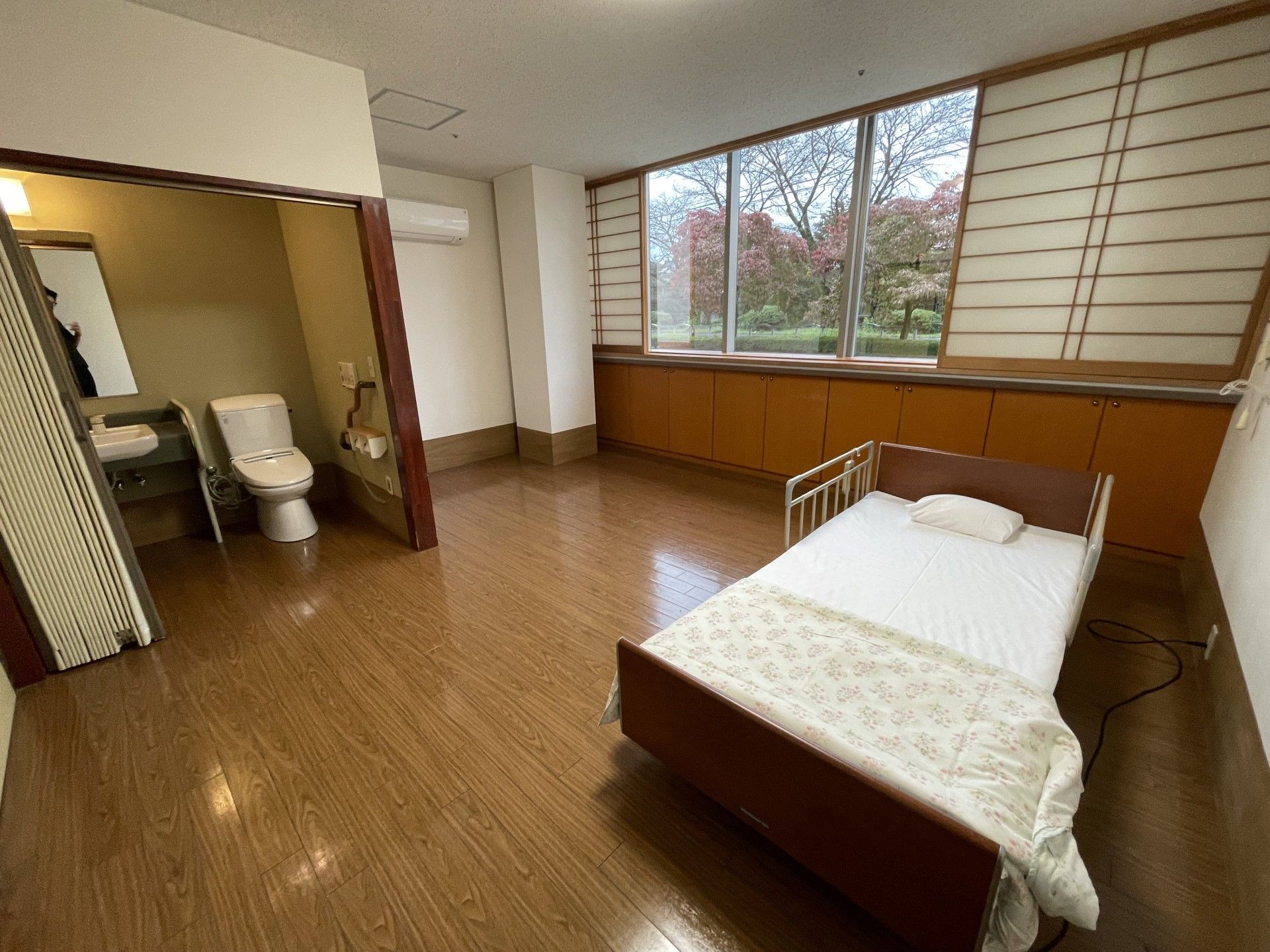 明るい個室の一角