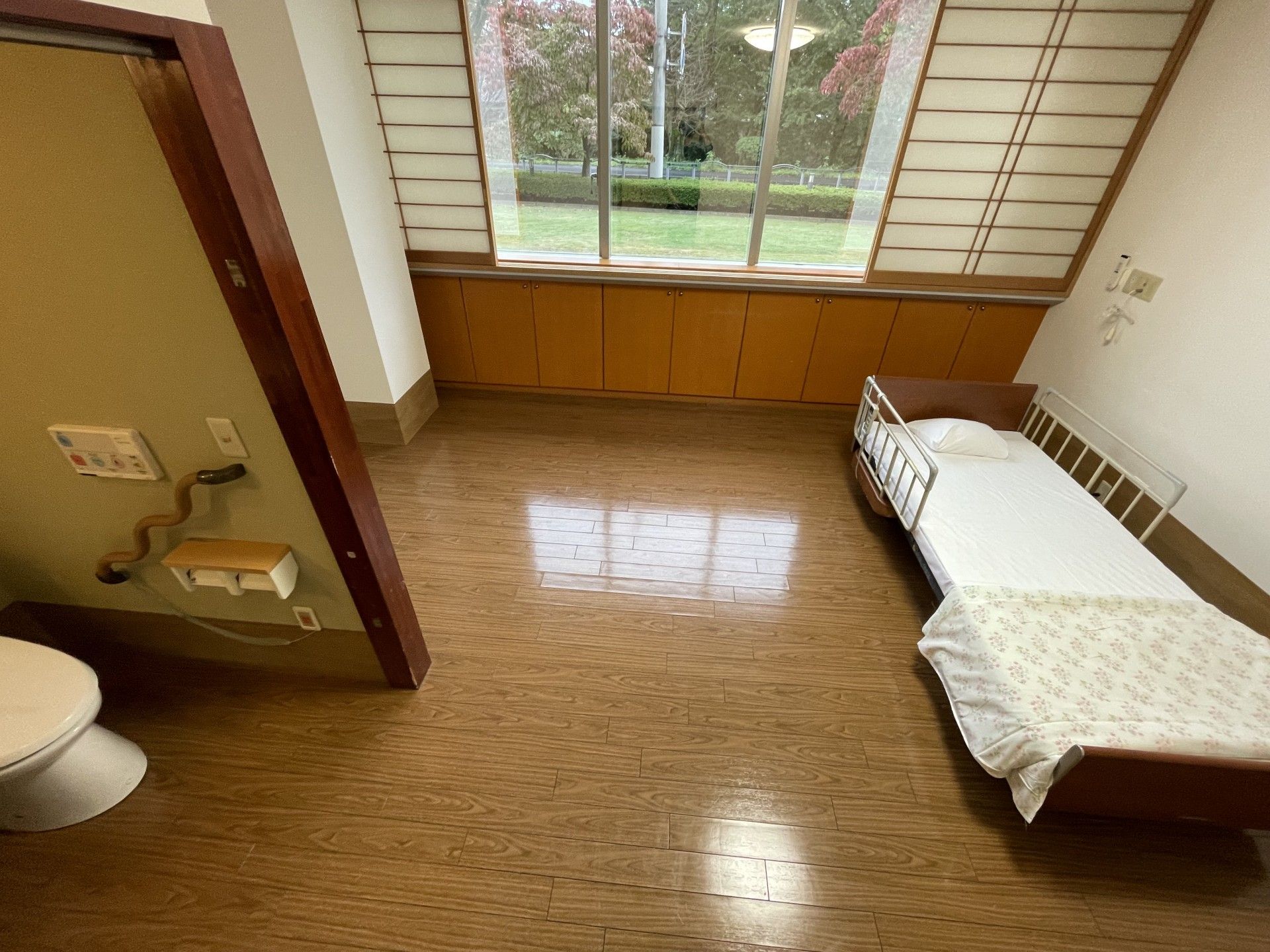 明るい個室の一角