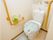 トイレは、さまざまな動作に対応できるように複数の手すりが設置されている他、緊急呼び出しボタンもあり、安全に配慮されている。